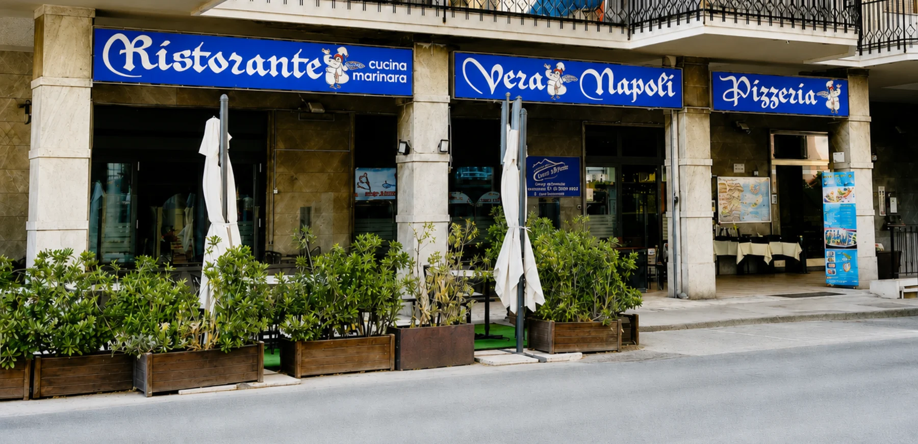 La facciata di Vera Napoli in Corso Giuseppe Garibaldi 68 a Chiavari: le insegne Ristorante, Cucina Marinara e Pizzeria, i tavoli e i dehors sulla strada