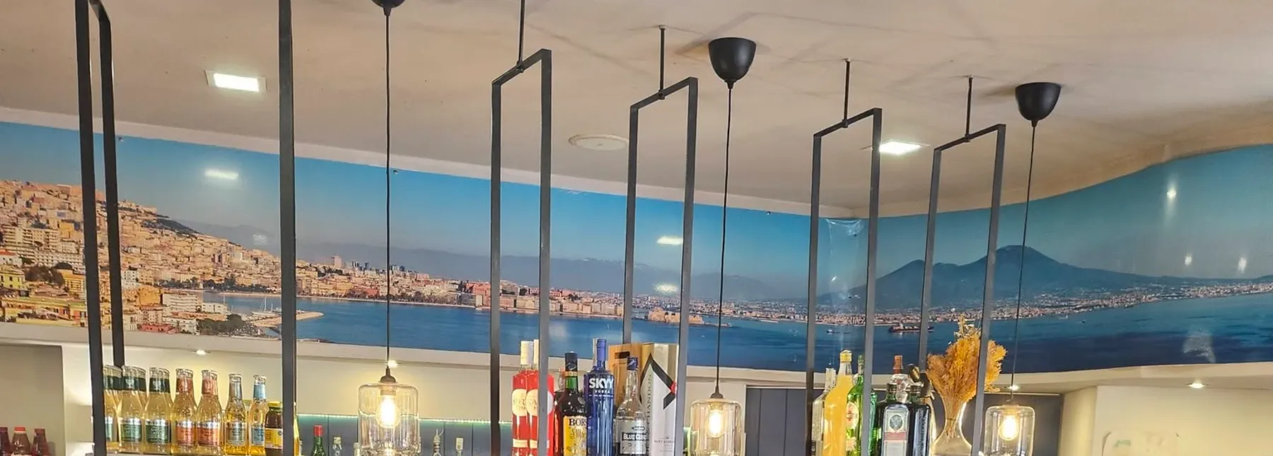 Il murale del golfo di Napoli e del Vesuvio sopra il bancone