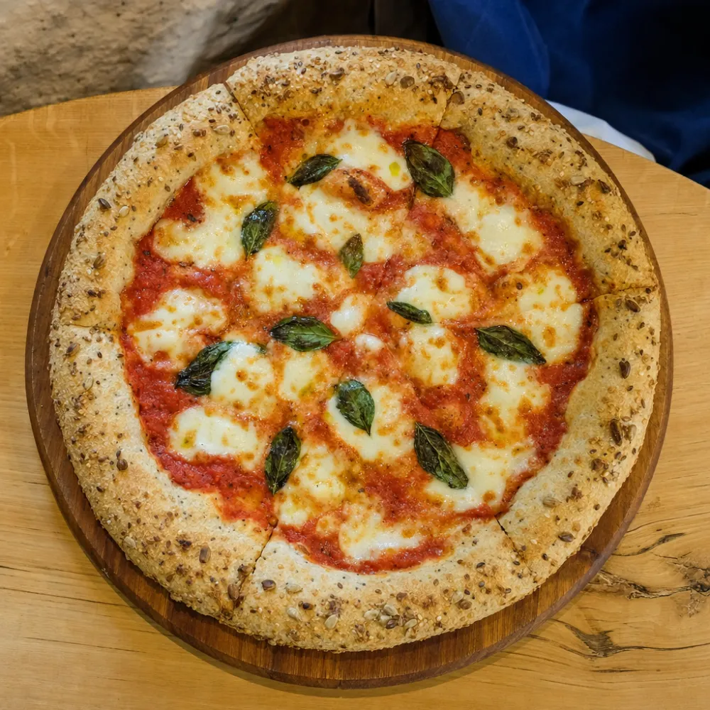 Pizza con impasto ai cinque cereali, riconoscibile dai semi sul cornicione