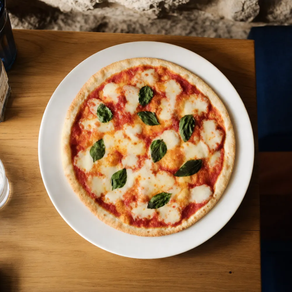 Pizza senza glutine servita sul suo piatto dedicato