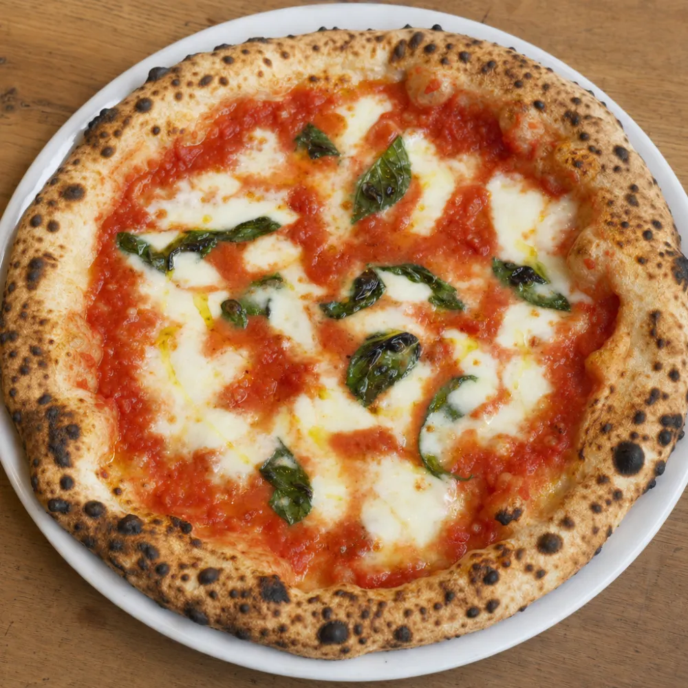 Pizza napoletana appena sfornata, vista dall alto