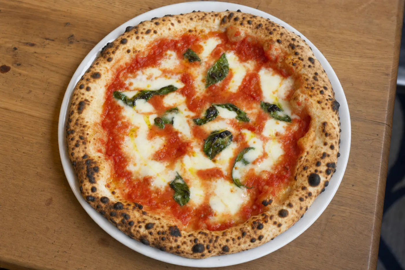 Pizza napoletana dal cornicione alto