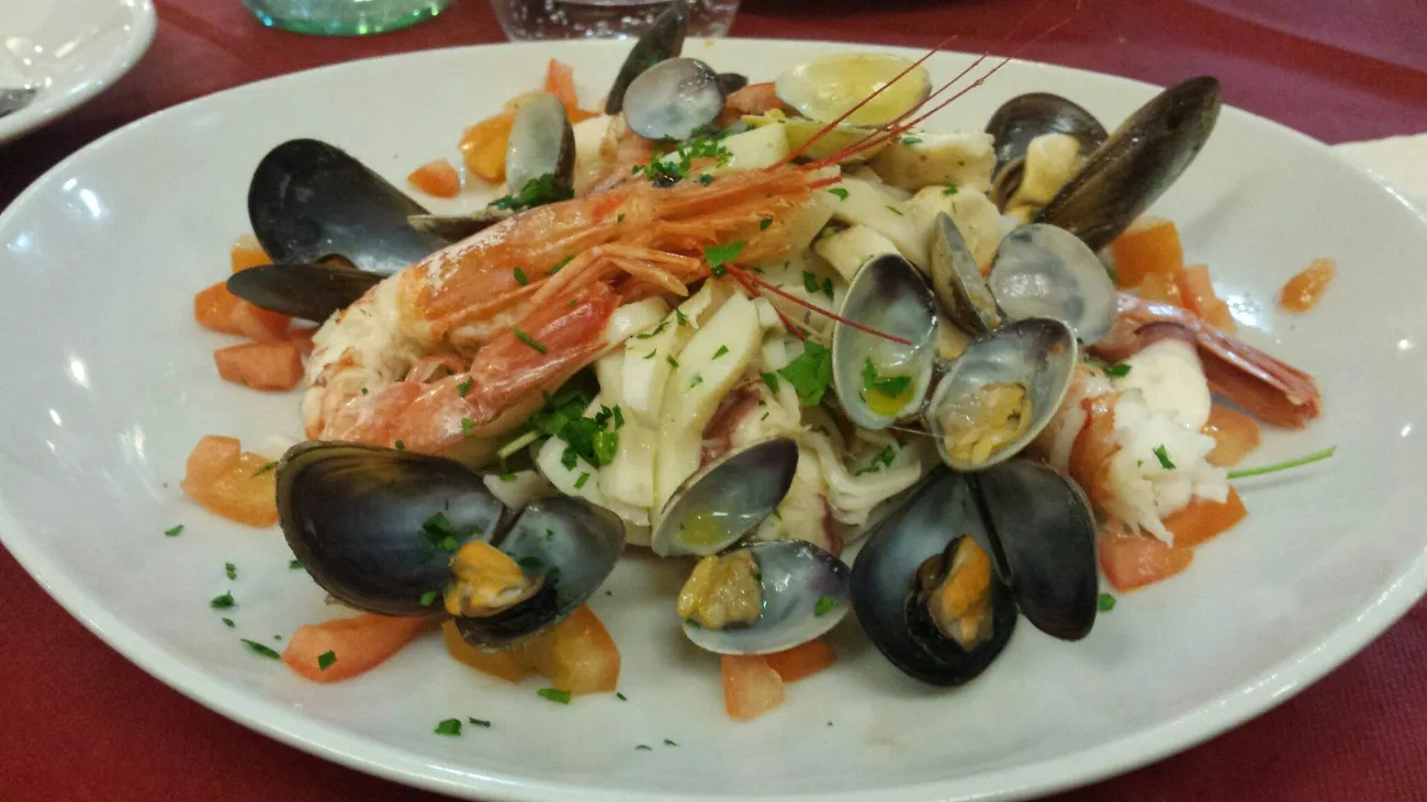 Antipasto di mare: cozze, vongole, gamberi e calamari