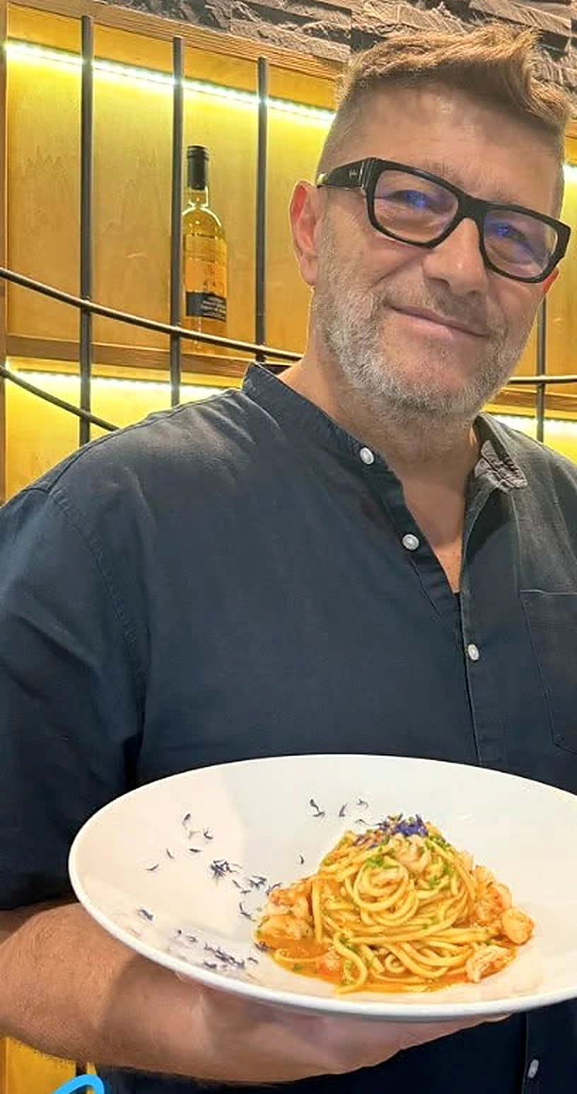 Franco, il nostro Maestro Pizzaiolo, con un piatto di spaghetti
