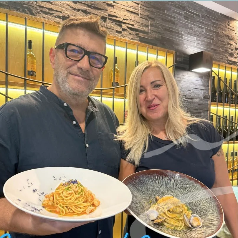 Franco e Sara con due piatti di pasta nella sala di Vera Napoli